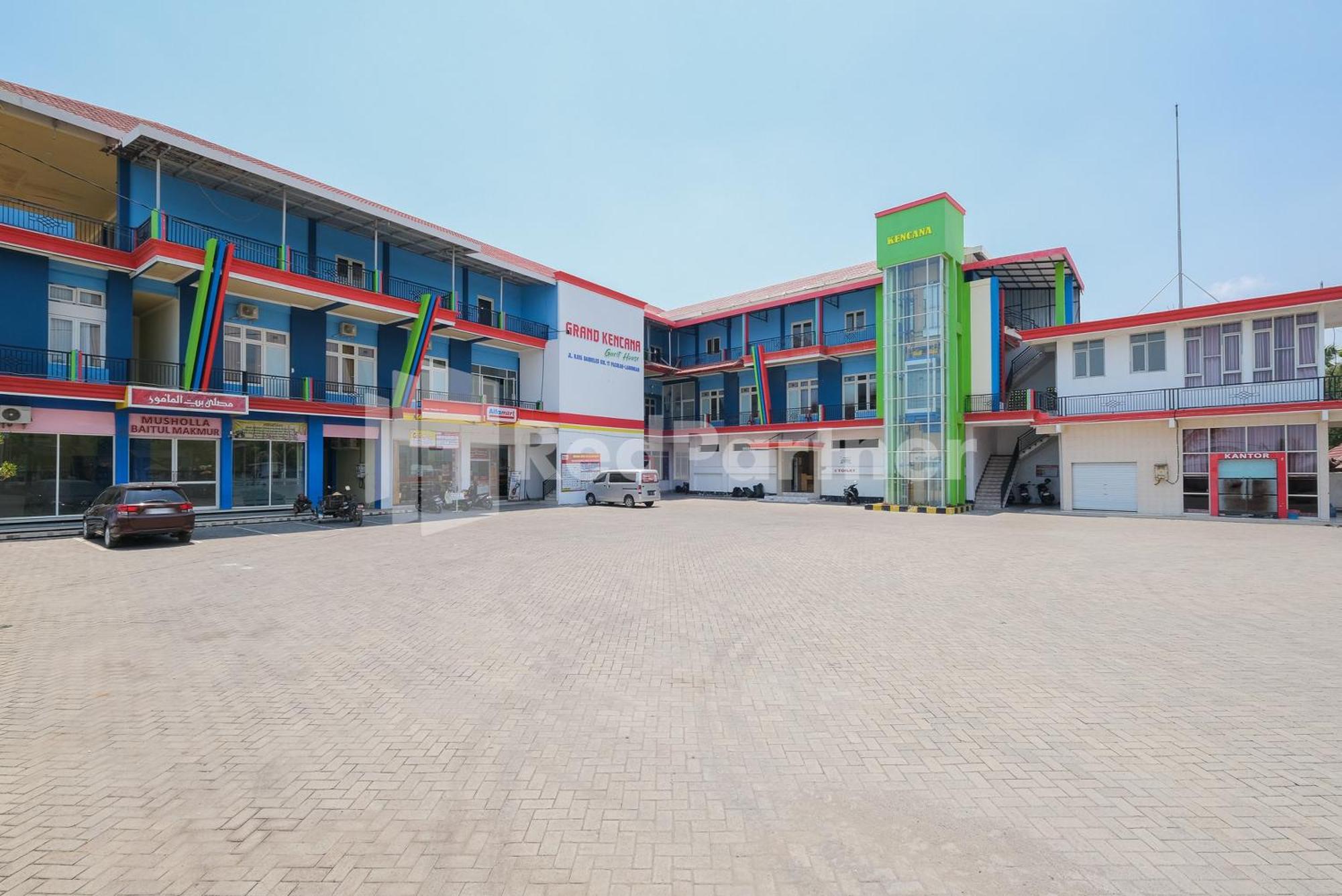 Grand Kencana Guesthouse Syariah Near Wisata Bahari Lamongan Paciran Esterno foto